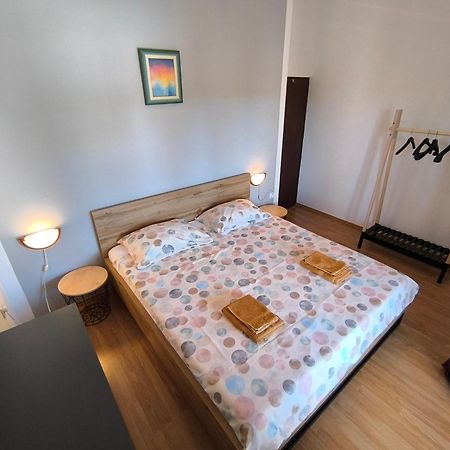 Apartment Jal Ровин Екстериор снимка