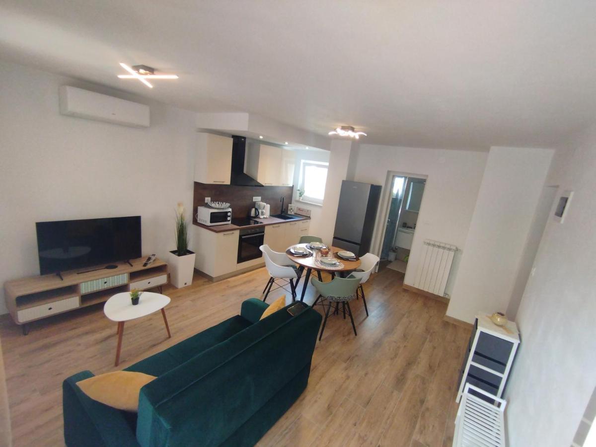 Apartment Jal Ровин Екстериор снимка