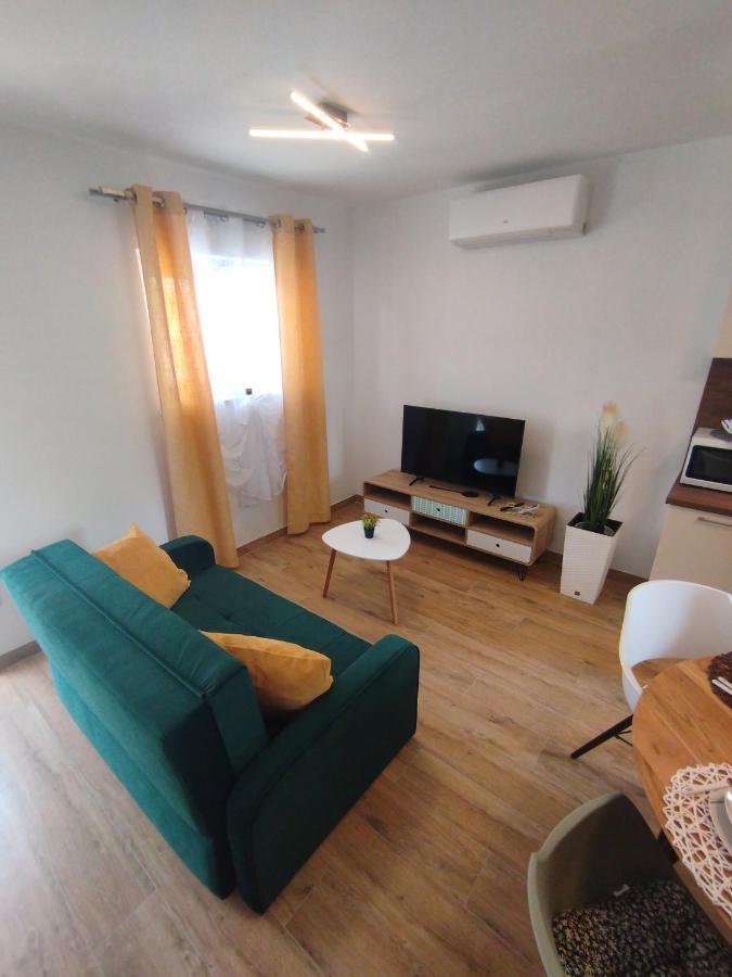 Apartment Jal Ровин Екстериор снимка