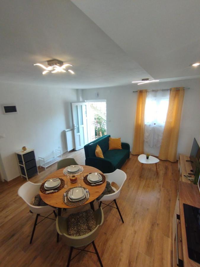 Apartment Jal Ровин Екстериор снимка