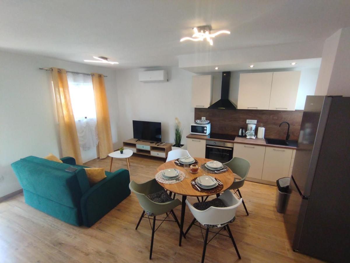 Apartment Jal Ровин Екстериор снимка