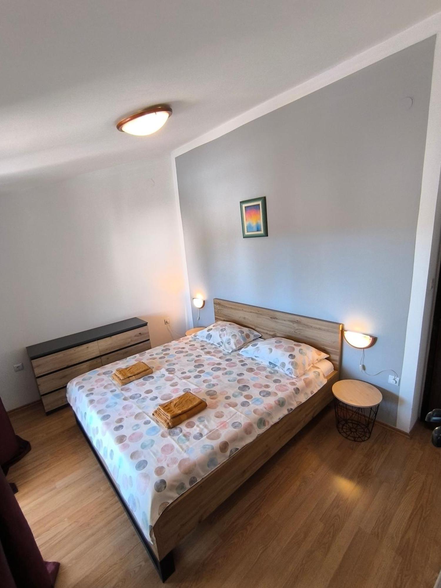 Apartment Jal Ровин Екстериор снимка