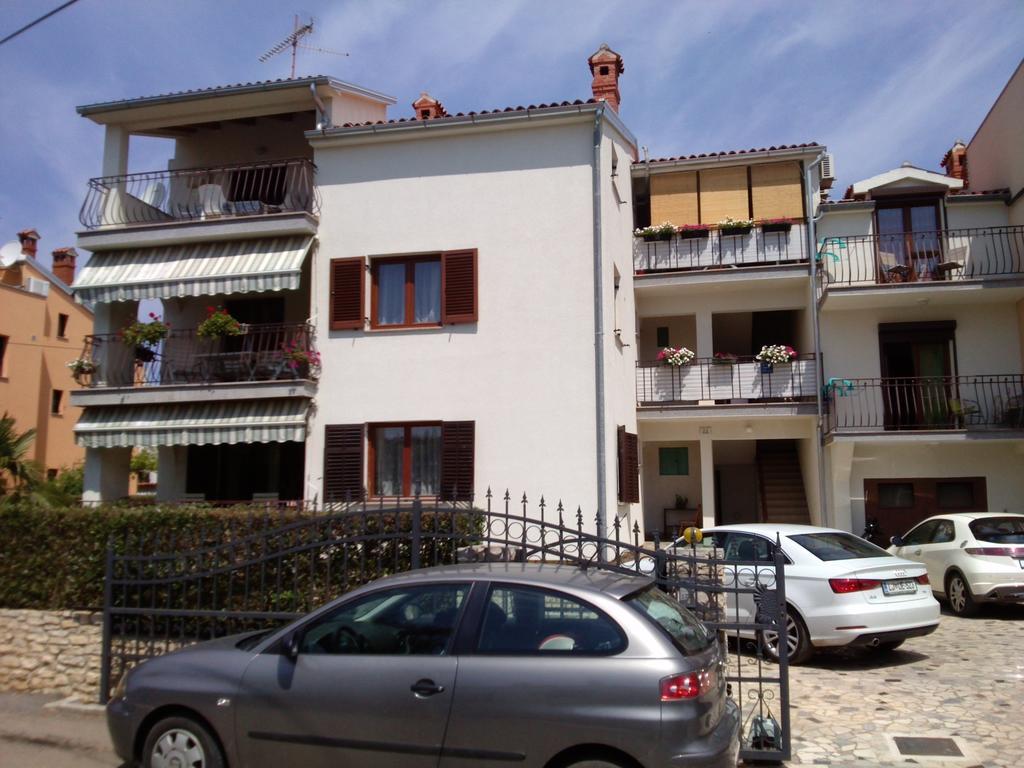 Apartment Jal Ровин Екстериор снимка